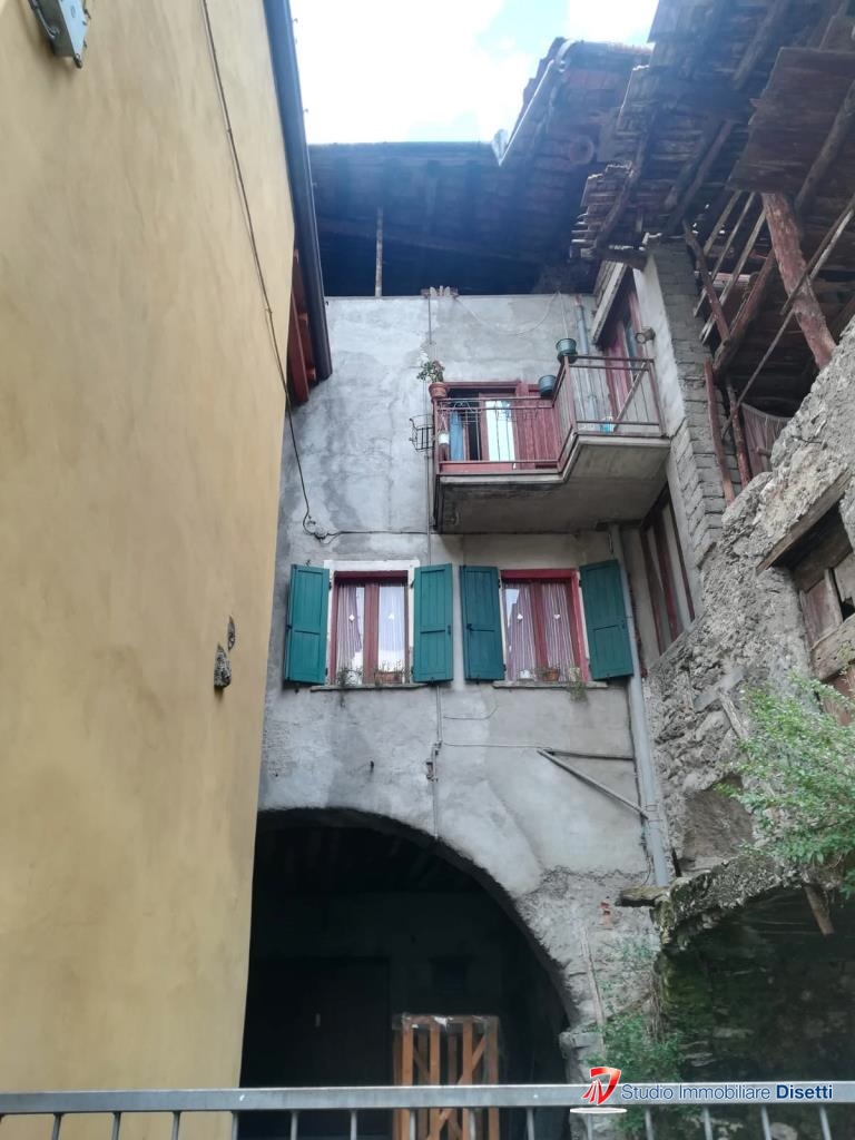 Casa semi-indipendente in Piazza Cappellini a Losine